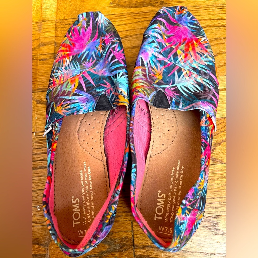 Toms Hawaiian print shoes